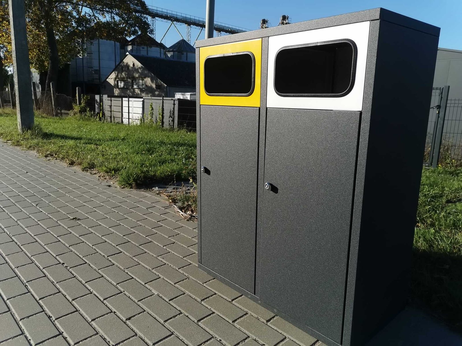 Lauko šiukšlinės viešajai erdvei, pastatytos prie šaligatvio